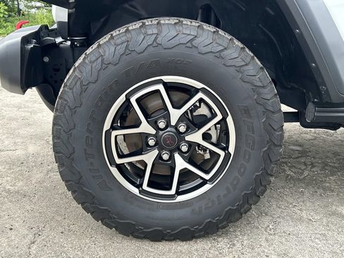 Used 2025 Jeep Wrangler Unlimited Rubicon w/ Safety Group AWD/4WD image 9
