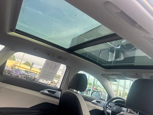 Used 2025 Volkswagen Taos SE w/ Panoramic Sunroof Package FWD image 7