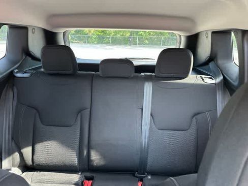 Certified 2022 Jeep Renegade Latitude AWD/4WD image 5