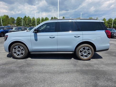 Used 2025 Ford Expedition Active AWD/4WD image 2