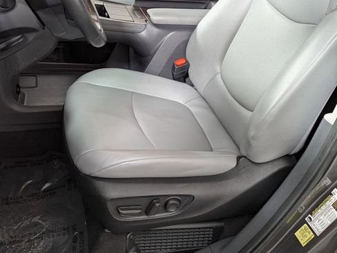 Used 2024 Toyota Sienna XLE image 16