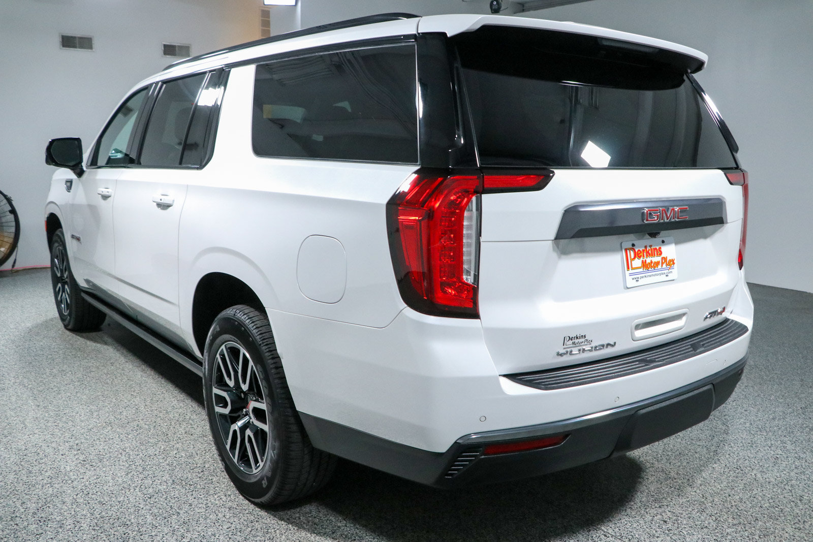 Used 2021 GMC Yukon XL AT4 w/ AT4 Premium Plus Package AWD/4WD image 9