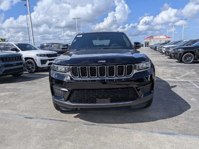 New 2027 Jeep Grand Cherokee Laredo RWD image 9