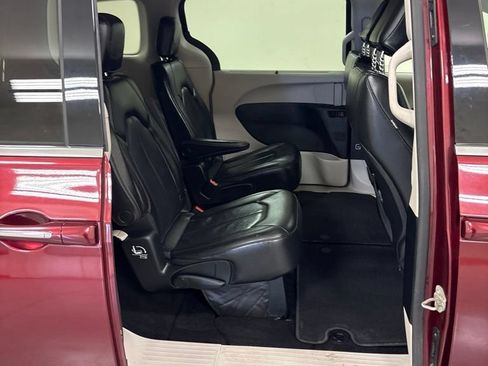 Used 2019 Chrysler Pacifica Touring-L FWD image 30