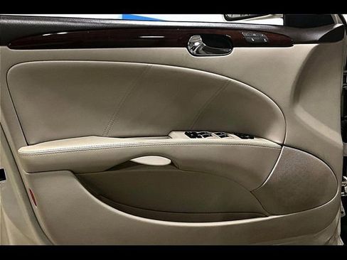 Used 2010 Buick Lucerne CXL image 16