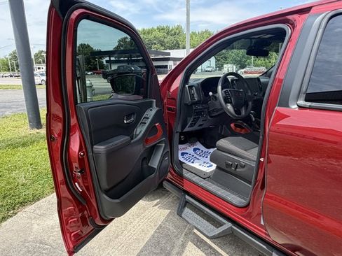 Used 2025 Nissan Frontier PRO-4X w/ Pro Convenience Package AWD/4WD image 8