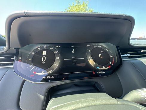 Used 2025 Land Rover Range Rover SE AWD/4WD image 17