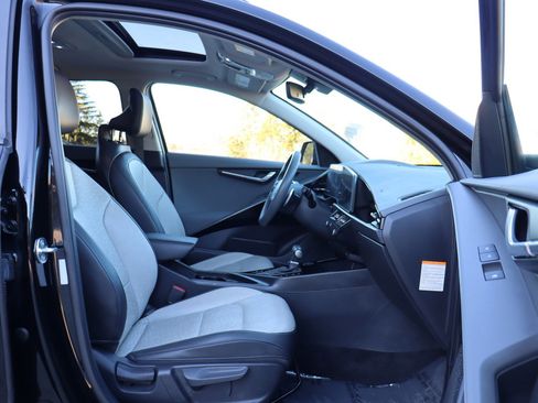 Used 2023 Kia Niro SX image 20