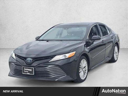 Used 2020 Toyota Camry XLE FWD image 1