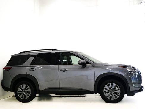 Used 2025 Nissan Pathfinder SV FWD image 4