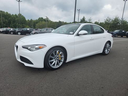 Used 2017 Alfa Romeo Giulia image 3