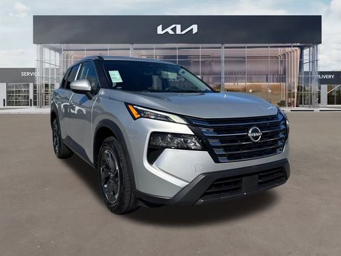 Used 2024 Nissan Rogue SV image 1