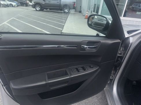 Used 2010 Chrysler 300 Touring image 20