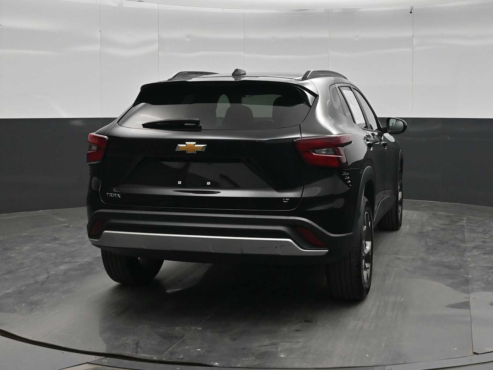Used 2025 Chevrolet Trax LT FWD image 6
