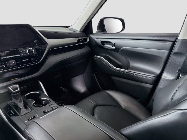Used 2023 Toyota Highlander XLE FWD image 23