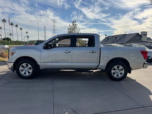 Used 2018 Nissan Titan SV w/ SV Convenience Package image 9