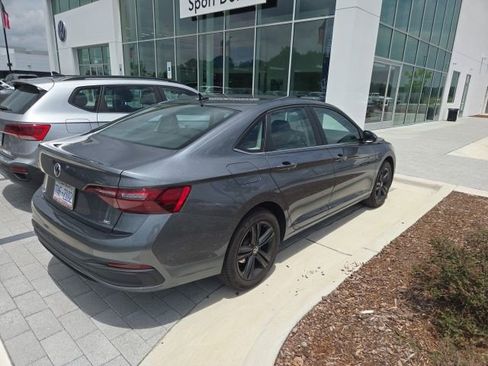 Used 2024 Volkswagen Jetta SE FWD image 6