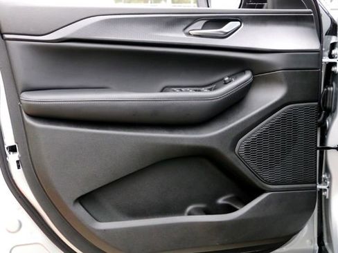 New 2025 Jeep Grand Cherokee L Laredo image 16