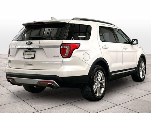 Used 2017 Ford Explorer XLT w/ Equipment Group 202A AWD/4WD image 11