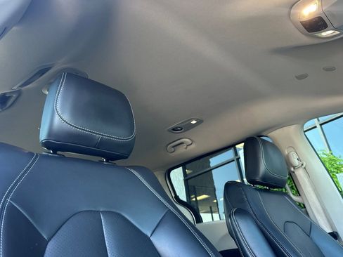 Used 2023 Chrysler Pacifica Touring-L FWD image 18