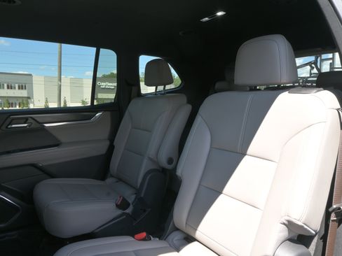 Used 2024 GMC Acadia Elevation w/ Luxury Package FWD image 8