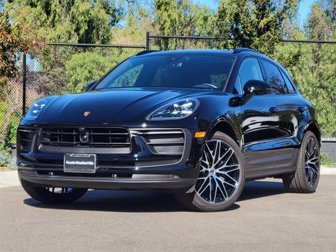 Used 2025 Porsche Macan Loaner image 1