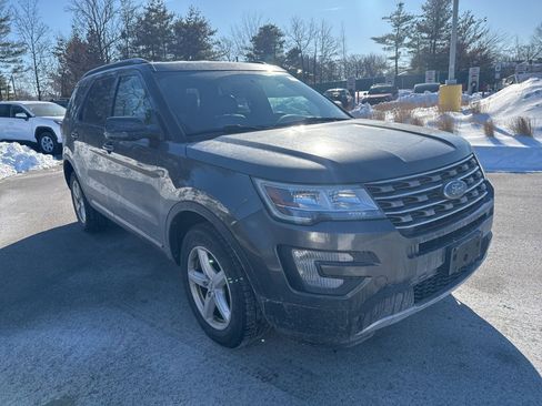 Used 2017 Ford Explorer XLT w/ Equipment Group 202A image 3