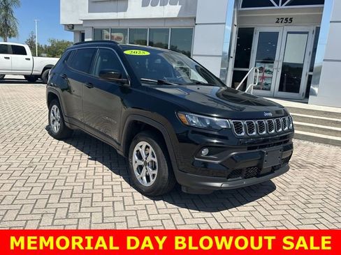 Used 2025 Jeep Compass Latitude AWD/4WD image 4
