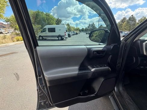 Used 2021 Toyota Tacoma SR5 AWD/4WD image 19