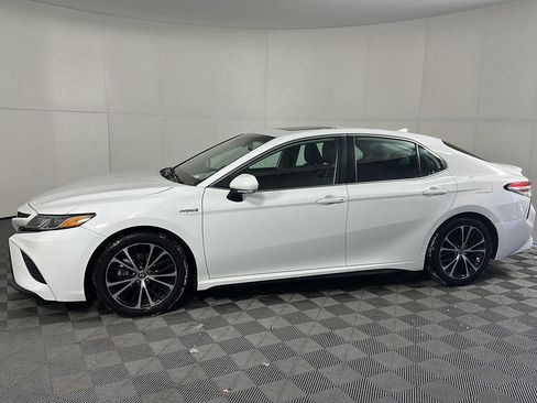Used 2020 Toyota Camry SE w/ Sunroof Package image 8