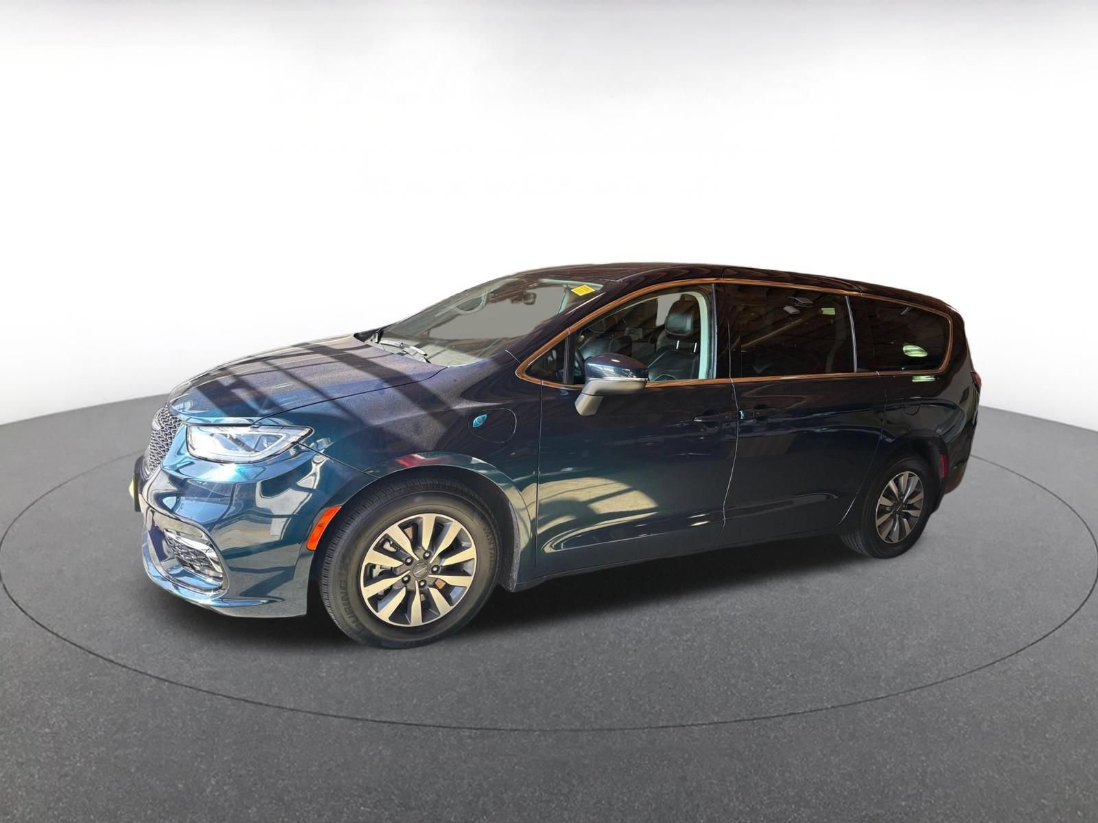 Used 2023 Chrysler Pacifica Touring-L FWD image 4