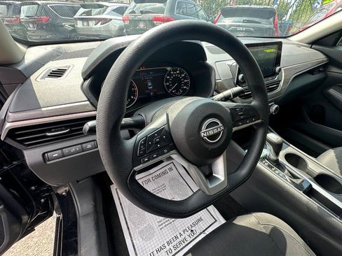 Used 2025 Nissan Altima 2.5 SV FWD image 8