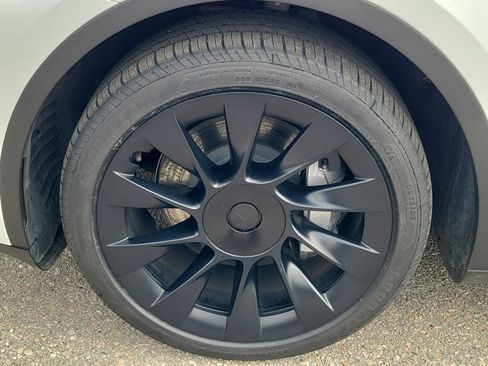 Used 2023 Tesla Model Y Long Range image 10