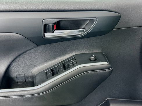Used 2024 Toyota Highlander XLE FWD image 17
