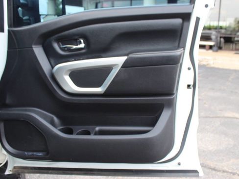 Used 2017 Nissan Titan PRO-4X image 10