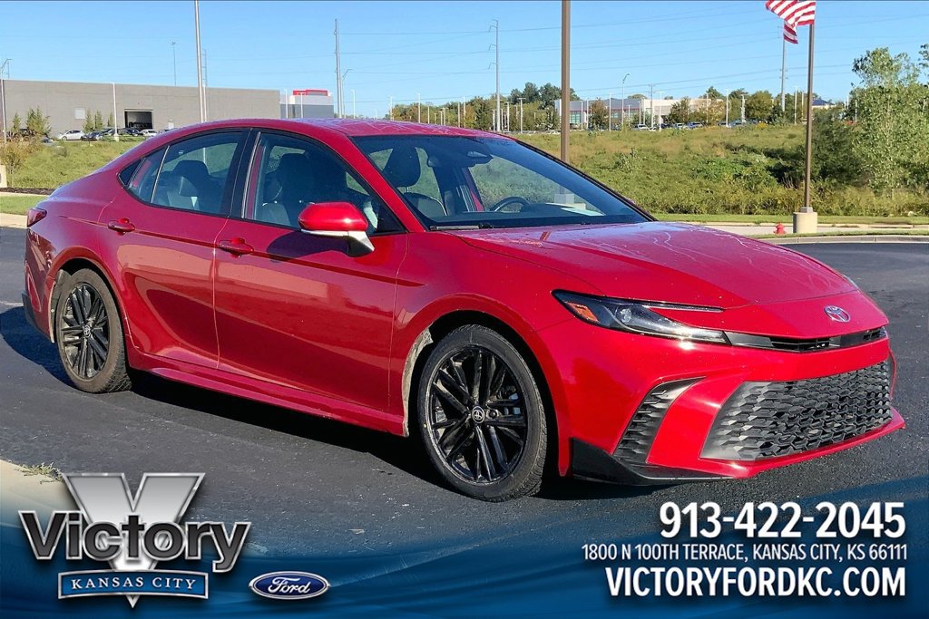 Used 2025 Toyota Camry SE FWD image 1