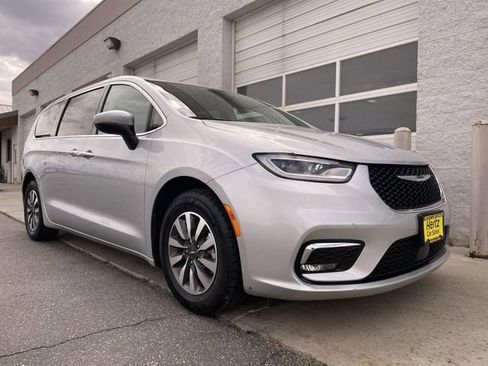 Used 2023 Chrysler Pacifica Touring-L FWD image 10