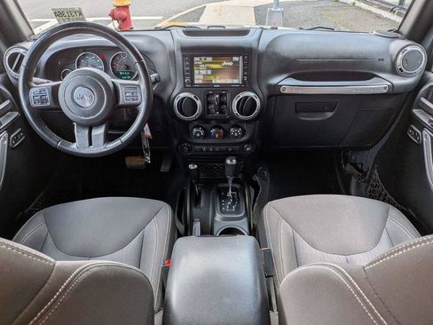 Used 2016 Jeep Wrangler Unlimited Sahara w/ Dual Top Group AWD/4WD image 17