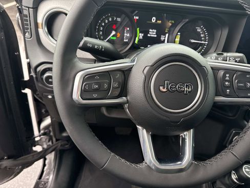 Used 2025 Jeep Wrangler Unlimited Sahara w/ Safety Group image 26