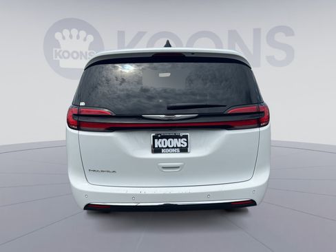Used 2025 Chrysler Pacifica Select FWD image 10