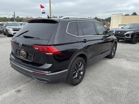 Used 2022 Volkswagen Tiguan SE w/ Panoramic Sunroof Package image 6