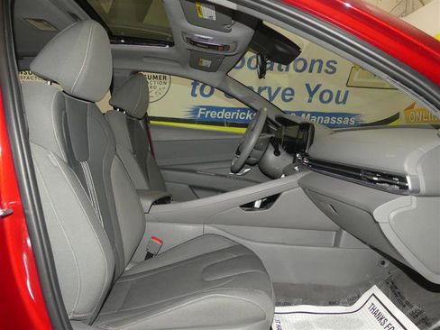 Used 2025 Hyundai Elantra SEL FWD image 8