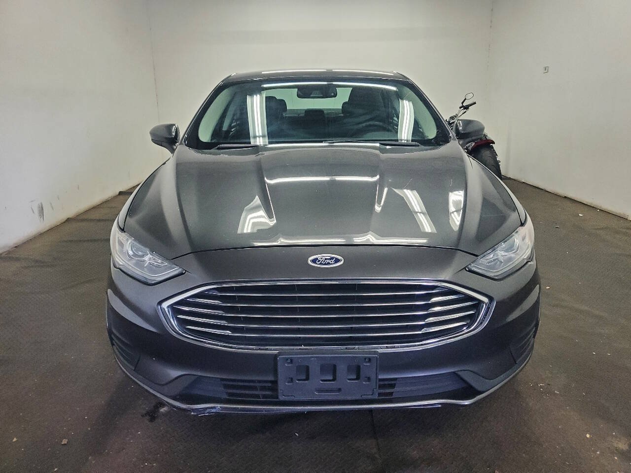 Used 2019 Ford Fusion SE FWD image 2