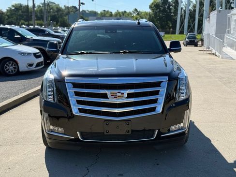 Used 2019 Cadillac Escalade Luxury AWD/4WD image 3
