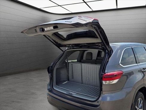 Used 2019 Toyota Highlander XLE image 9