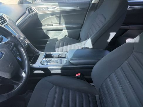 Used 2017 Ford Fusion SE w/ Fusion SE Technology Package image 6