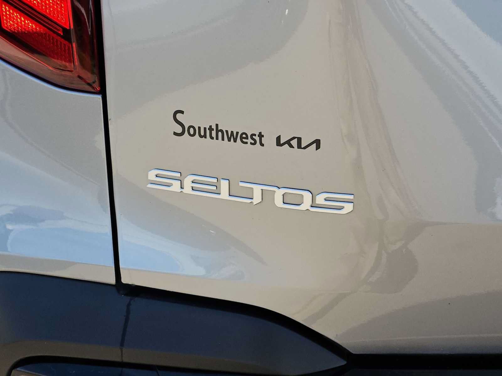 Used 2024 Kia Seltos EX FWD image 12