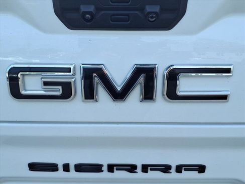Used 2024 GMC Sierra 1500 AT4 w/ Technology Package AWD/4WD image 15