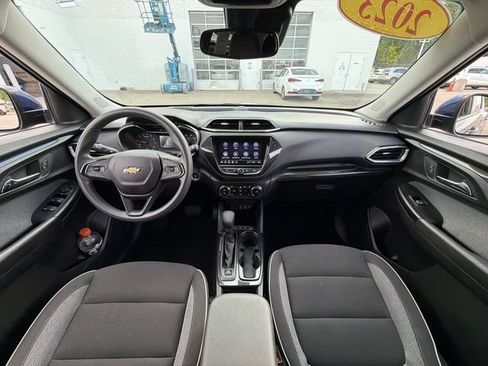 Used 2023 Chevrolet TrailBlazer LT w/ Convenience Package AWD/4WD image 12