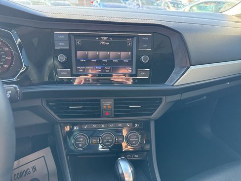 Used 2020 Volkswagen Jetta SE image 12